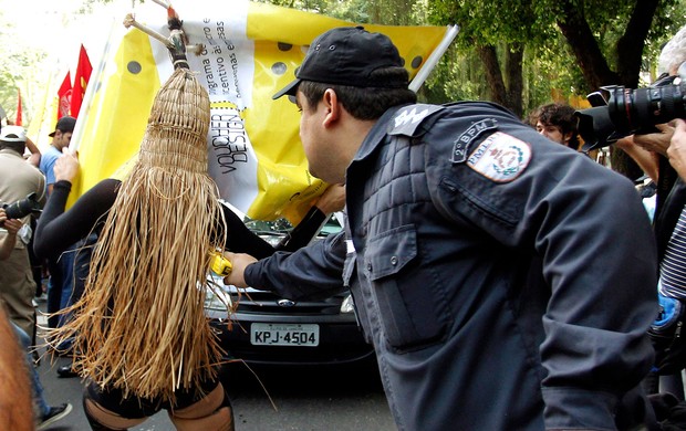 Protesto licitação maracanã (Foto: Gabriel de Paiva / Agência O Globo)