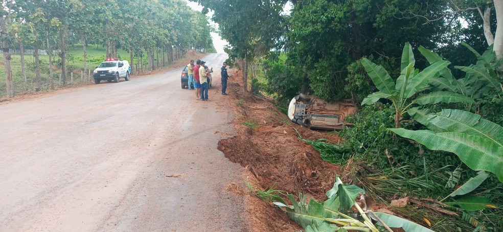 Motorista perde controle do carro e capota em RO — Foto: Reprodução/portaltheobroma