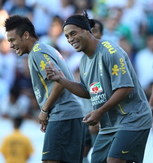 Ronaldinho e Neymar na Seleção (Foto: Mowa Press)