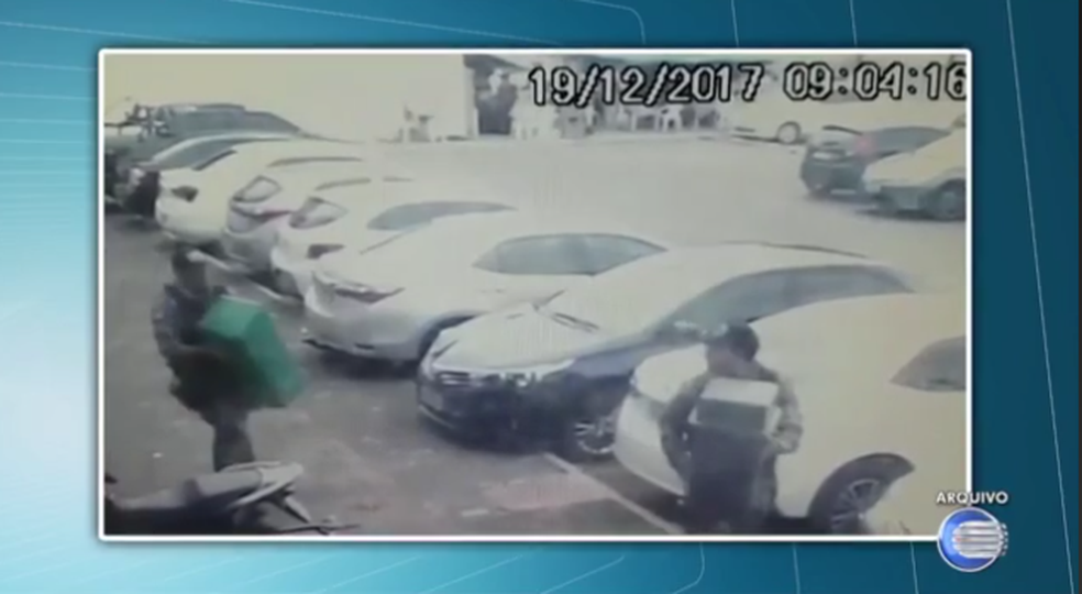 Vídeo mostra o momento em que os dois policiais saem com o dinheiro.  (Foto: Reprodução/ Piauí TV 1ª Edição)