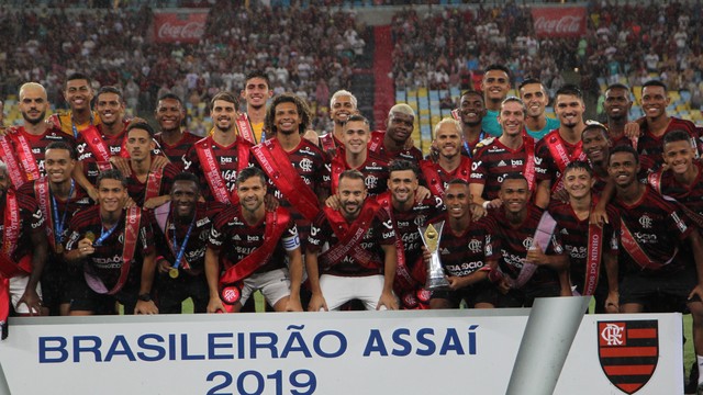 Jogadores do Flamengo com a faixa de campeão brasileiro