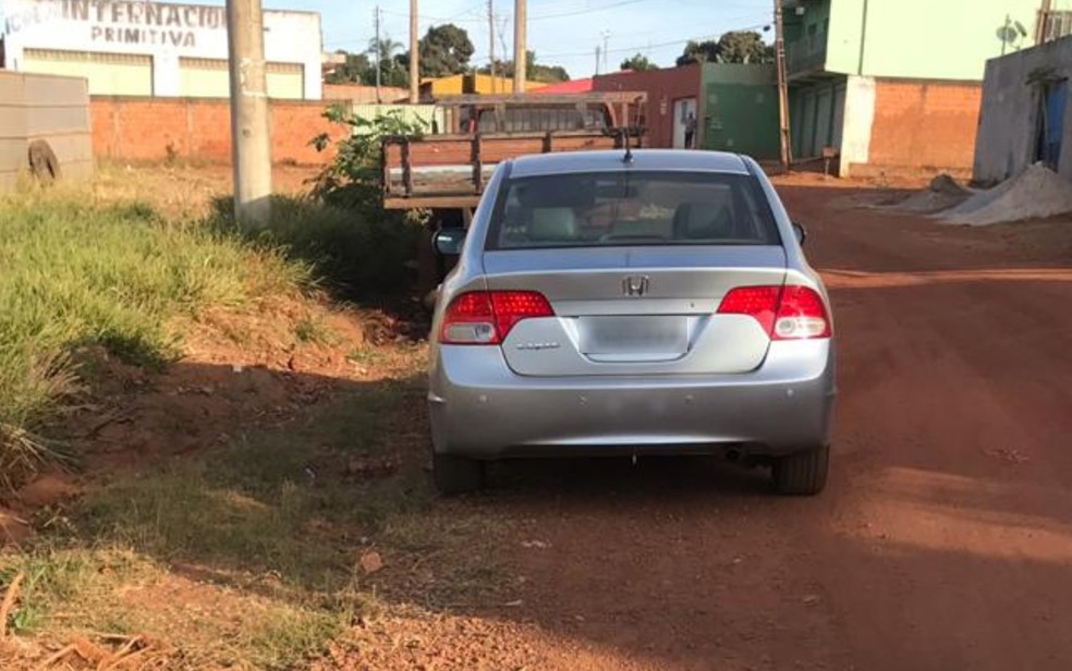 Carro que havia sido roubado e foi levado para Águas Lindas de Goiás, recuperado pela Polícia Militar de Goiás — Foto: Divulgação/Polícia Militar