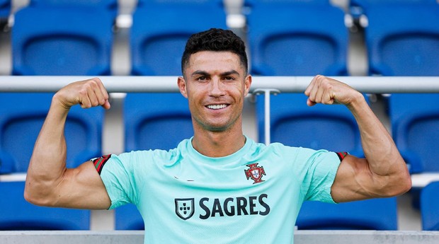 Cristiano Ronaldo se torna jogador mais bem pago do mundo, diz Forbes