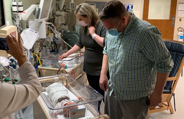 Parents who Both Had Coronavirus Hold Twin Sons for First Time Nearly 3 Weeks After Birth https://app.asana.com/0/1135954362417873/1173291754690385/fCredit: Beaumont Hospital (Foto: Beaumont Hospital)