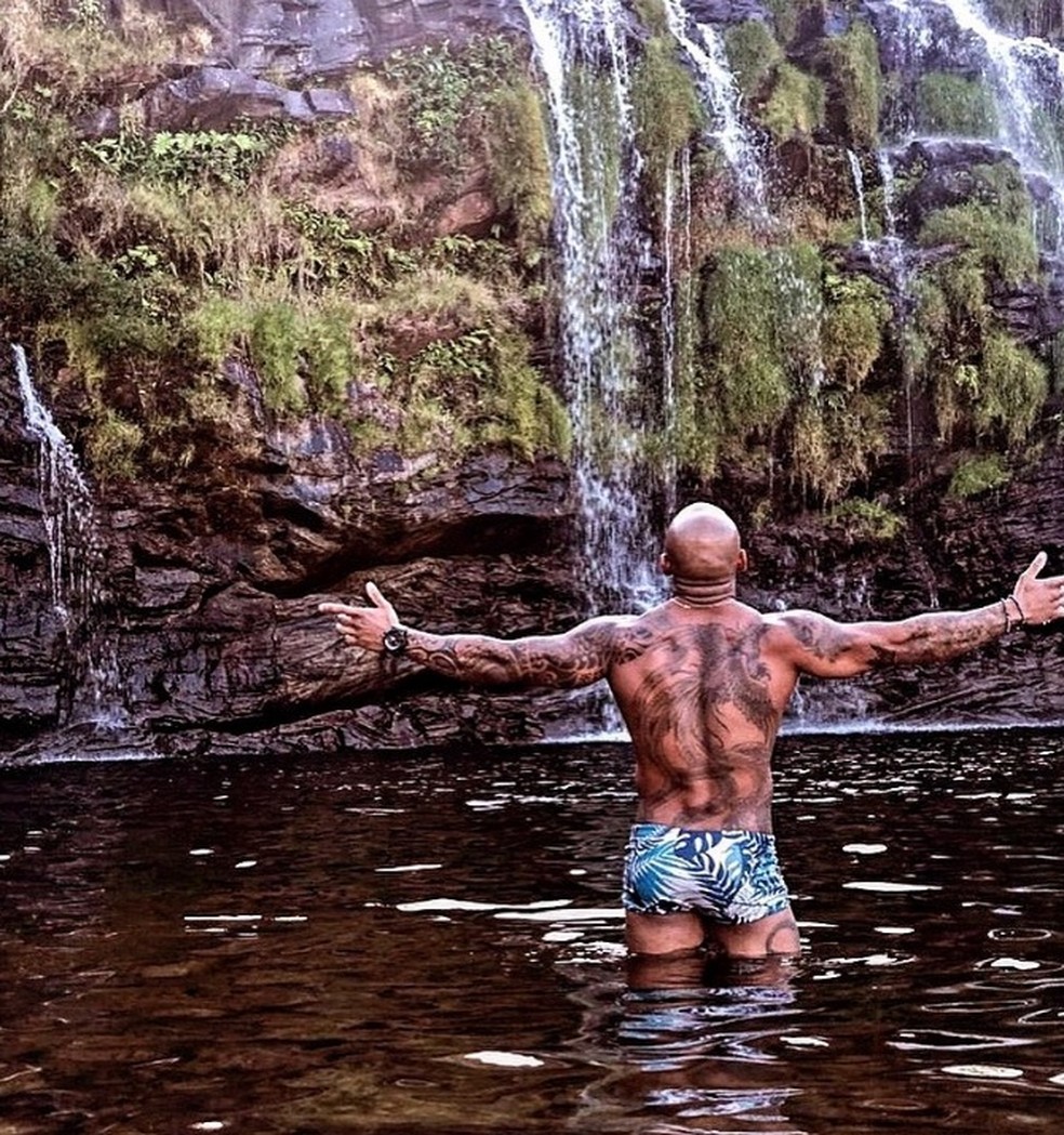 Cezar com suas tatuagens &mdash; Foto: Instagram/Reprodu&ccedil;&atilde;o