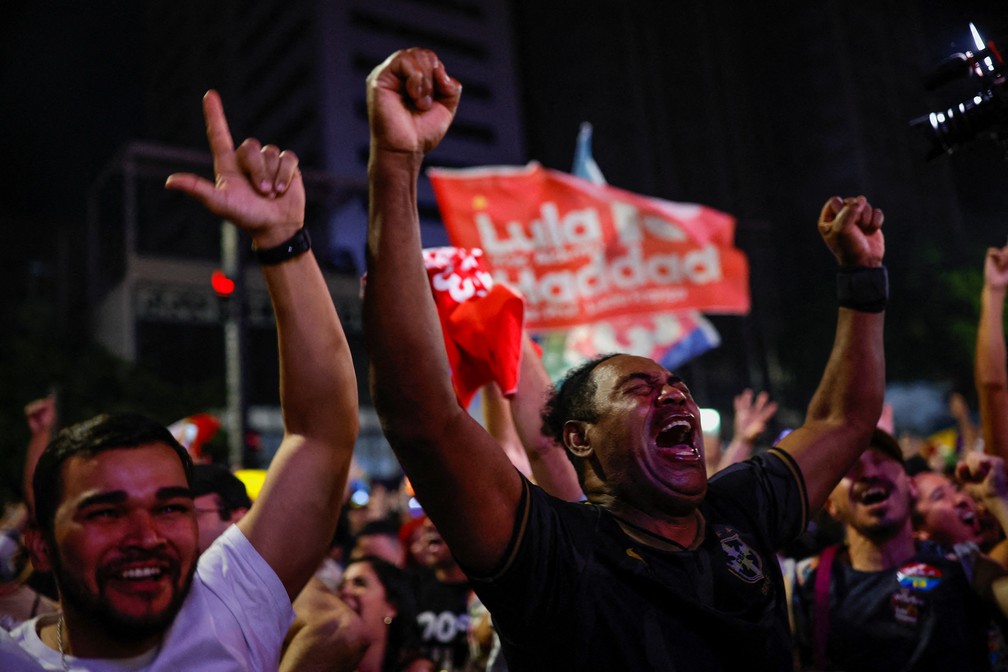 Eleitores de Lula comemoram vitória do petista em São Paulo. — Foto: REUTERS/Amanda Perobelli