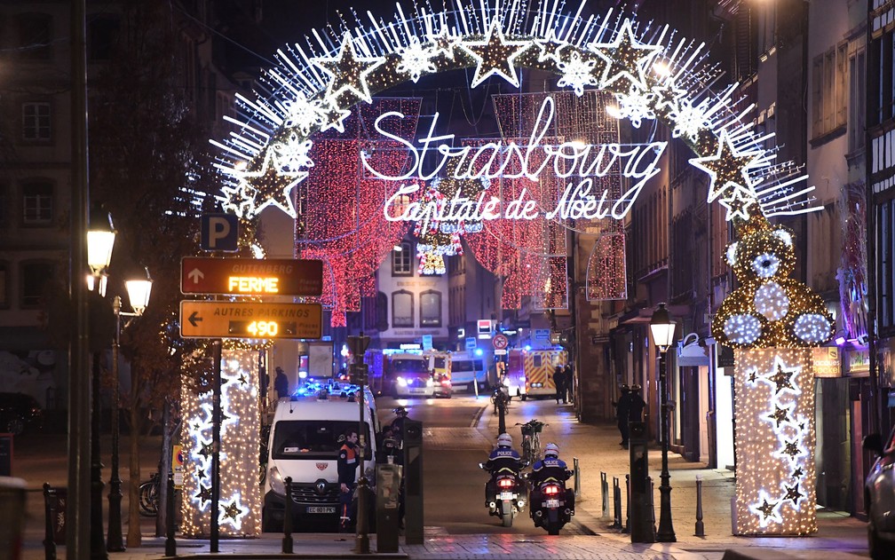 Policiais são vistos na entrada do mercado de Natal de Estrasburgo, após um homem disparar tiros no local, na noite de terça-feira (11) — Foto: Frederick Florin/AFP