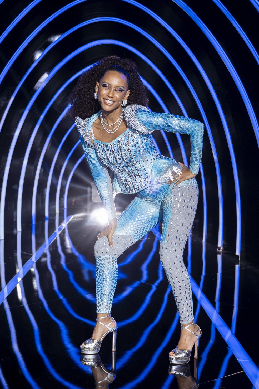 Taís Araujo revive seu papel de Penha em 'Cheias de Charme' para o 'The Masked Singer Brasil' — Foto: Globo