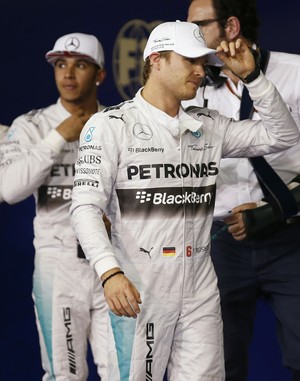 Nico Rosberg e Lewis Hamilton após o treino classificatório para o GP de Abu Dhabi (Foto: AP)