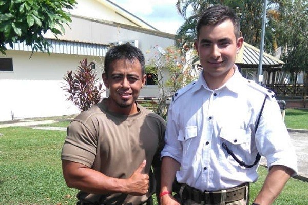 Tenente Ben Atkinson (direita) agora faz parte de exército de elite no Nepal (Foto: Twitter)