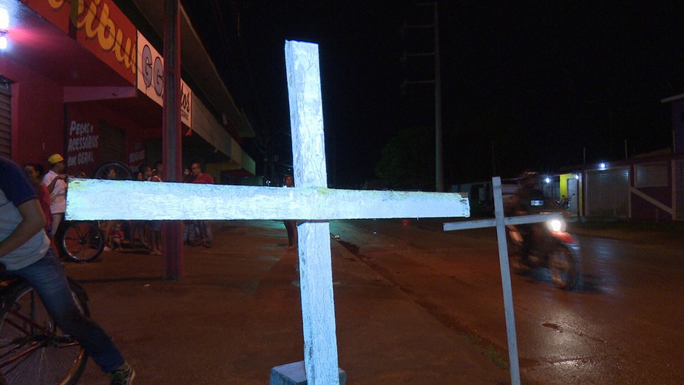 Crucifixos foram usados como símbolos para alertar sobre o perigo do cruzamento (Foto: Rede Amazônica/Reprodução)