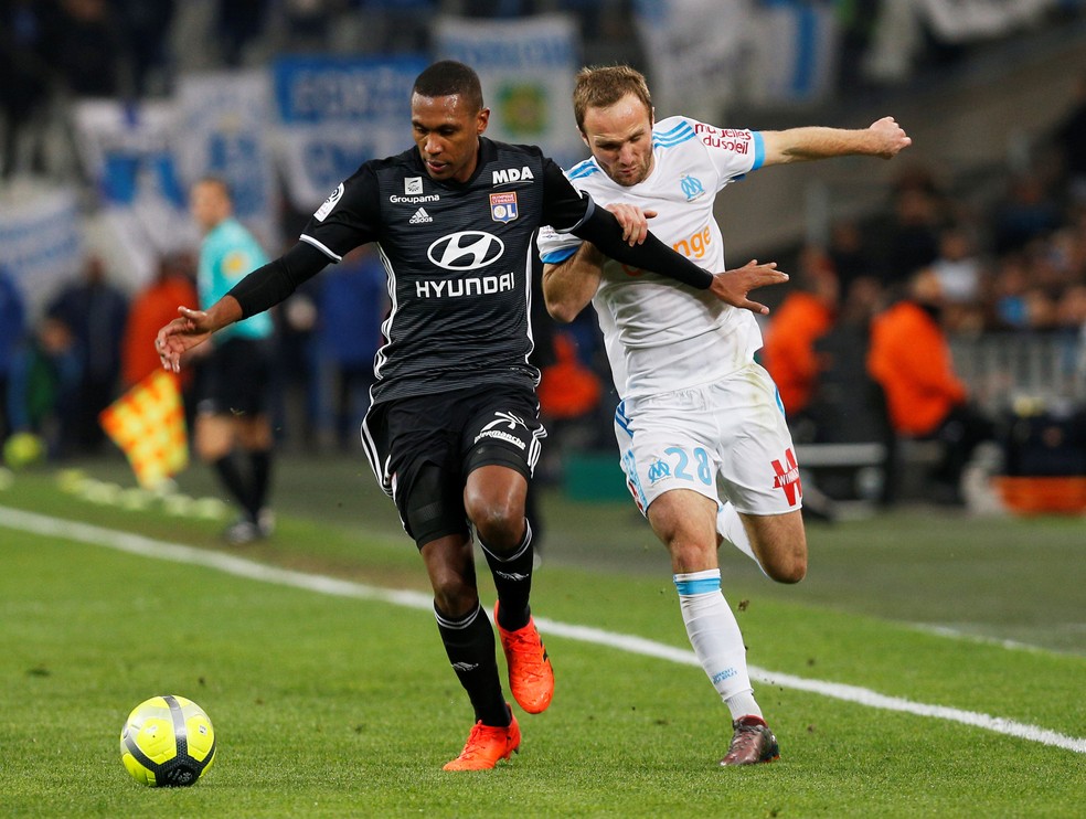 Marcelo em aÃ§Ã£o pelo Lyon durante a partida. (Foto: Reuters)