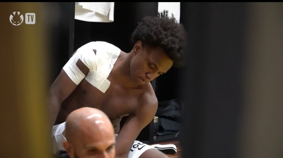 Willian segue no sacrifício: jogador atuou com proteção no ombro contra o Atlético-MG