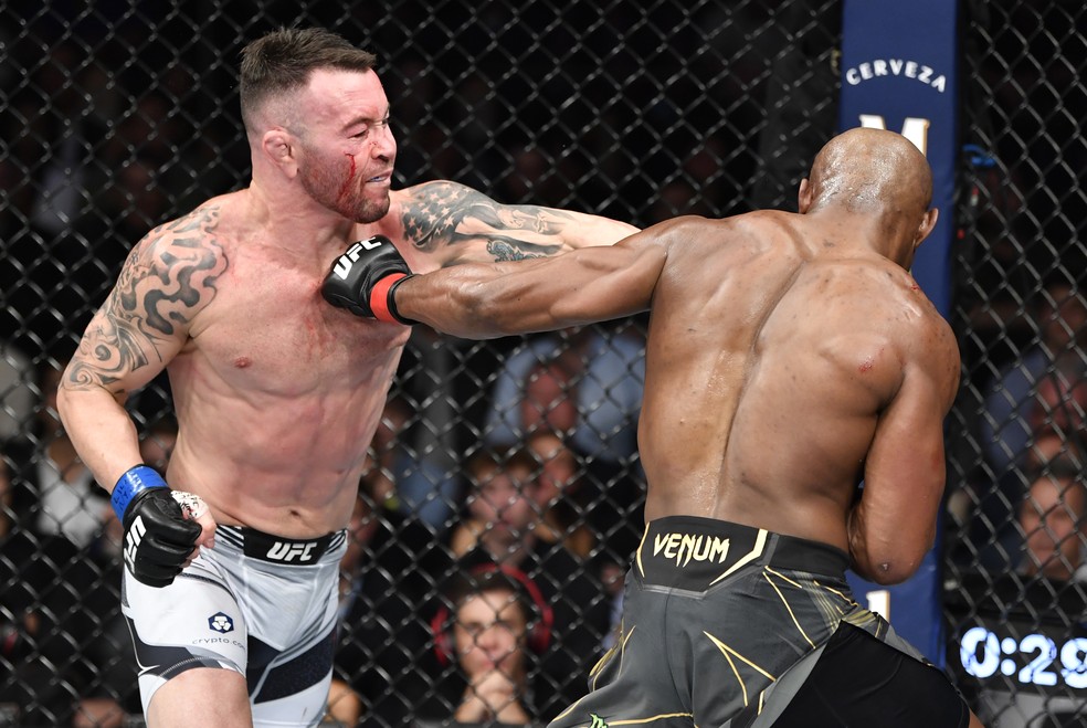 Kamaru Usman golpeia Colby Covington no UFC 268 — Foto: Getty Images