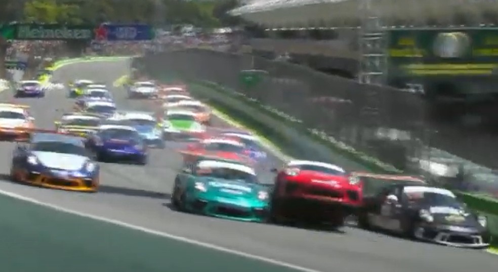 Momento em que carro do ator (vermelho) bate em outros competidores ainda na pista de Interlagos   — Foto: Reprodução/Rede Bandeirantes