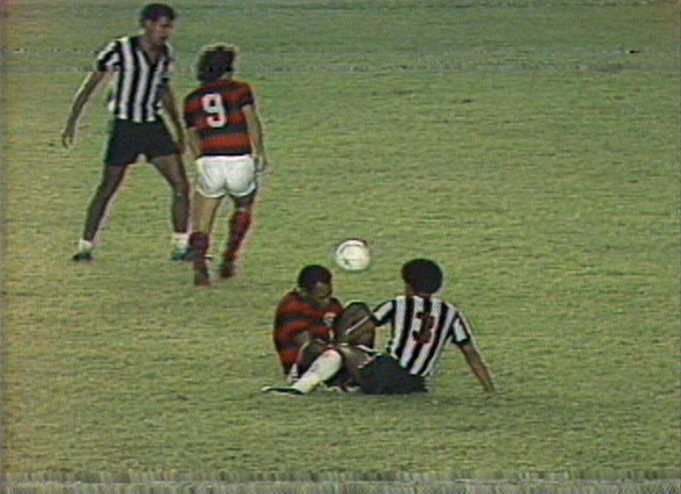 Zico e Pelé em amistoso beneficente entre Flamengo e Atlético-MG — Foto: Arquivo