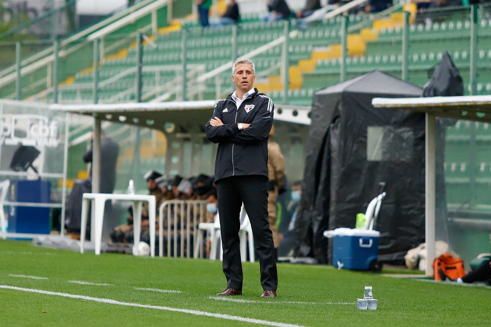 São Paulo debate situação de Crespo e mantém o técnico para clássico contra o Santos