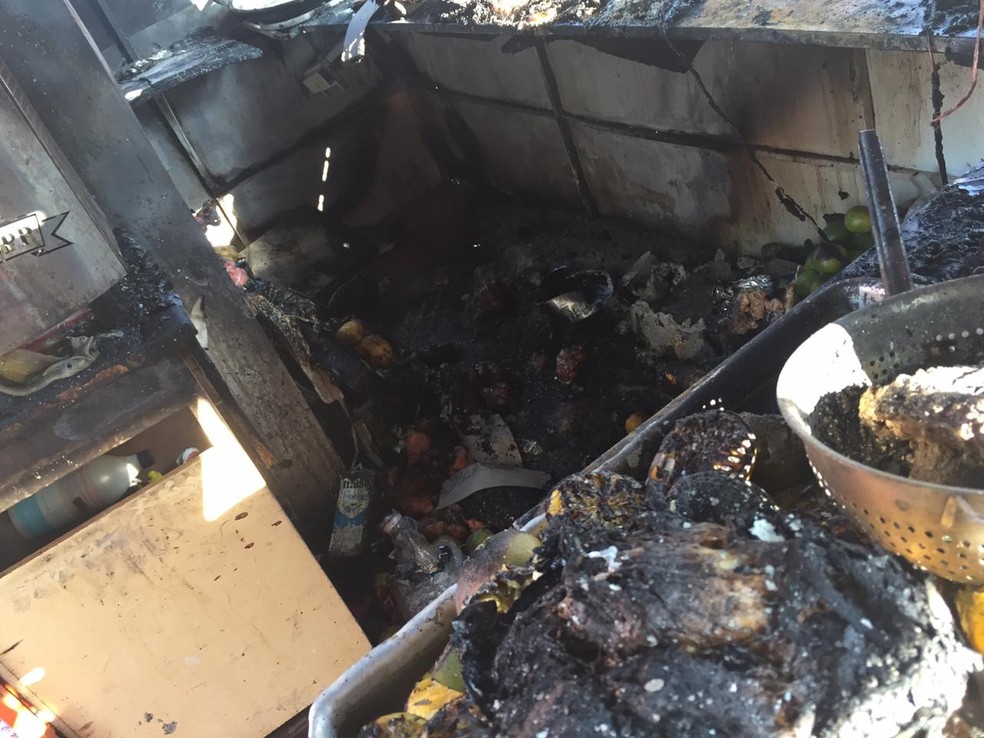 Fogo destruiu trailer na feira livre da Avenida Manoel Goulart — Foto: Murilo Zara/TV Fronteira 