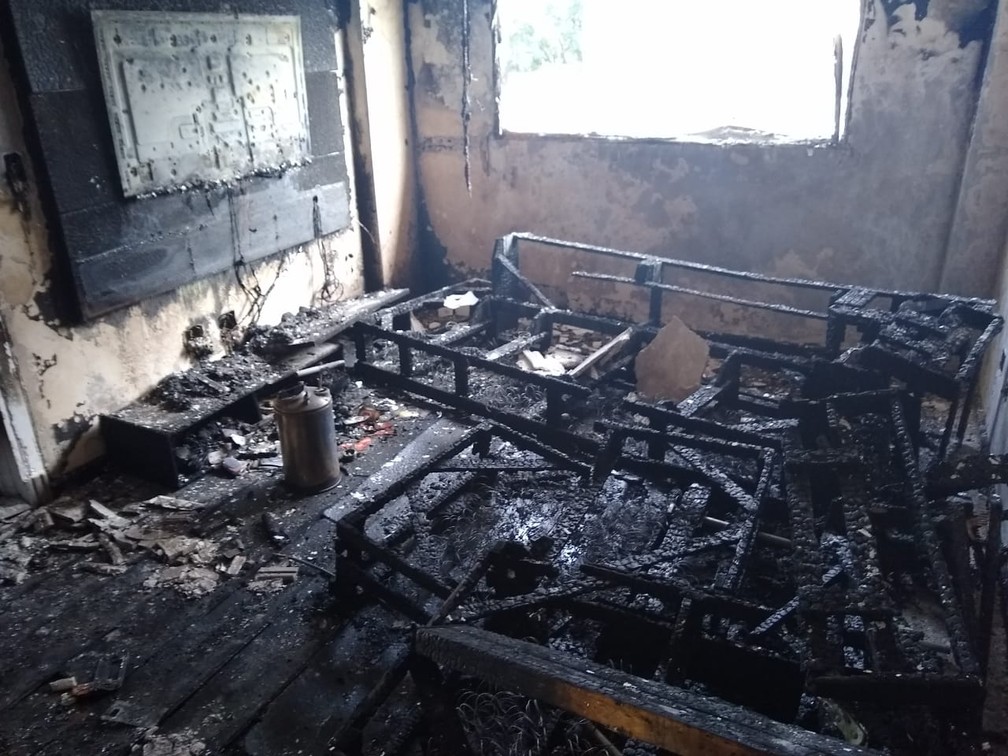 Os móveis da sala do apartamento que explodiu foram totalmente destruídos pelo fogo — Foto: Instituto de Criminalística/Divulgação