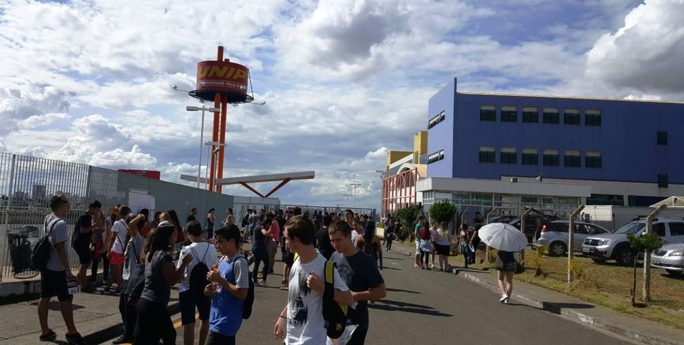 Candidatos no segundo dia de provas da 2ª fase da Unicamp (Foto: Fernando Pacífico / G1)