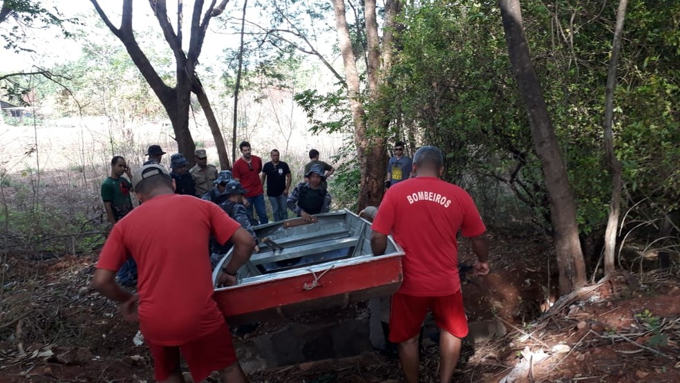 Bombeiros e policiais fazem buscas às margens de rio por criança de 7 anos desaparecida em Rondonópolis — Foto: Emerson Sanchez/TV Centro América