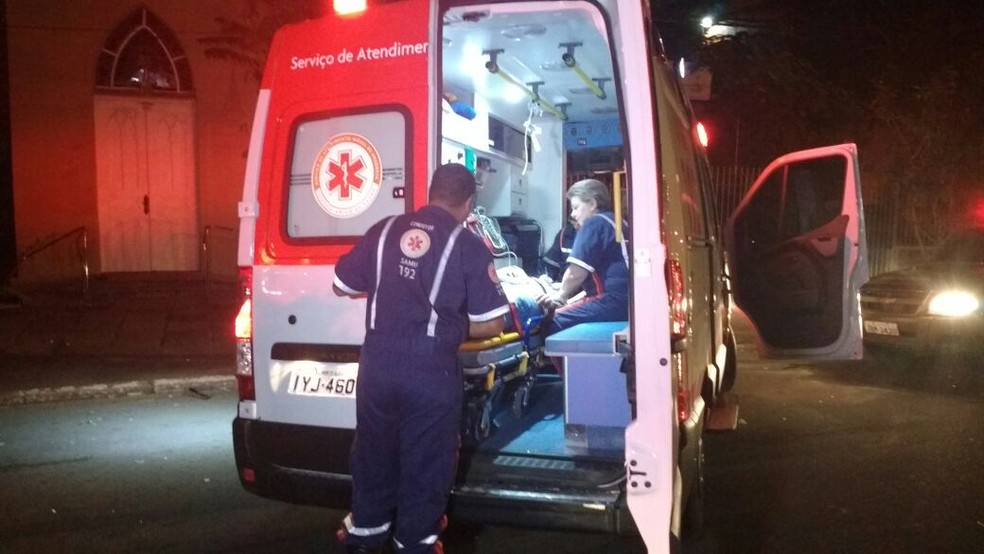 Ferido em atendimento pelo Samu após tiroteio na saída de festa na Zona Norte de Porto Alegre (Foto: Paulo Ledur/RBS TV)