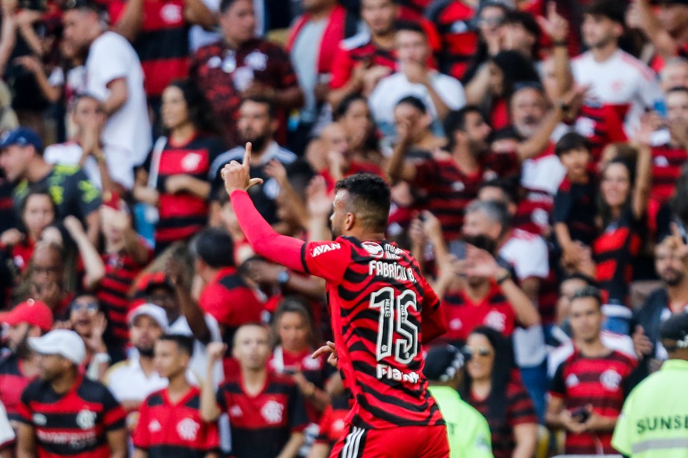 Fabr&iacute;cio Bruno faz o L de Lucca em um de seus gols pelo Flamengo contra o Athletico &mdash; Foto: Gilvan de Souza/Flamengo