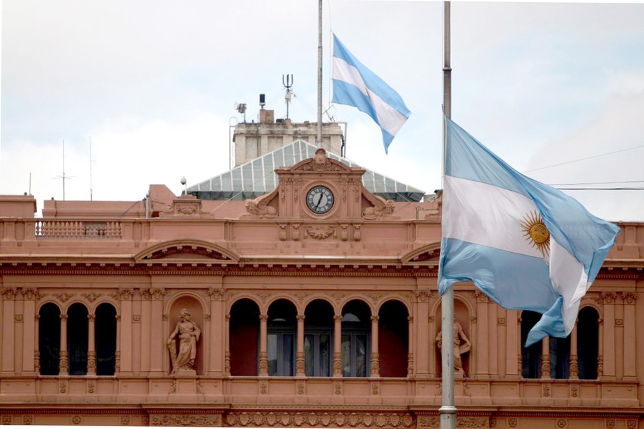 Argentina, Casa Rosada- Argentine flags fly at half mast outside the government palace in Buenos Aires, Argentina, Wednesday Oct. 27, 2010.  Argentina's former President Nestor Kirchner, who served as president from 2003-2007, died Wednesday after sufferi