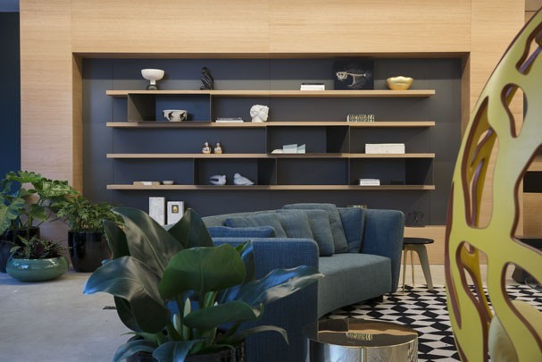 Parte do living do Casa Vogue Experience revela: sofá e mesas da Minotti para a Atrium, estante e boiserie da Dell Anno, paisagismo de Alex Hanazaki, e tapete da By Kamy (Foto: André Klotz)