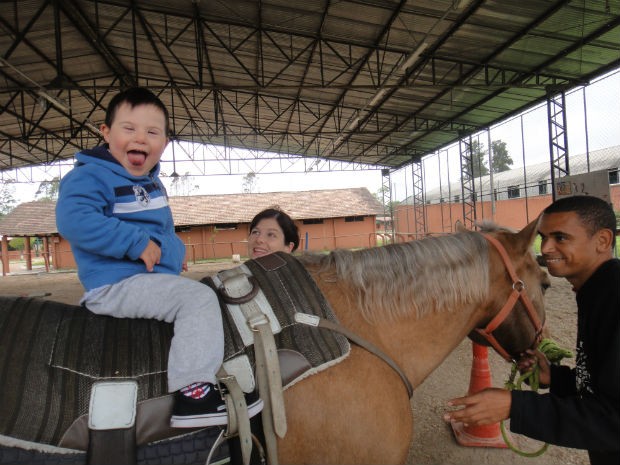 Pacientes com Síndrome de Down tem consegue om mais facilidade passar para a fase de pré-equitação (Foto: Bibiana Dionísio/ G1 PR)