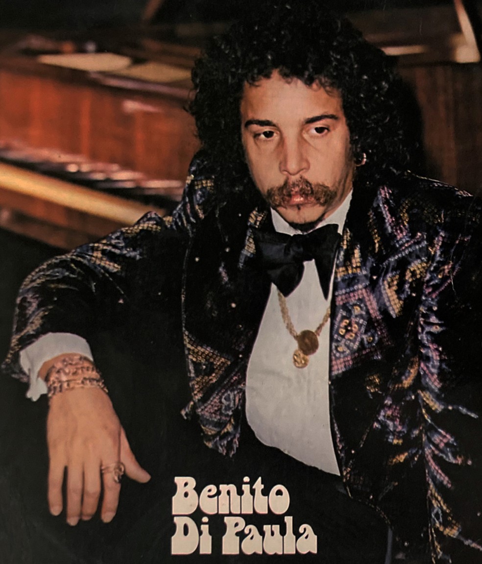 Benito Di Paula na capa de álbum de 1976 com o visual típico dos anos 1970 — Foto: Reprodução / Capa de disco