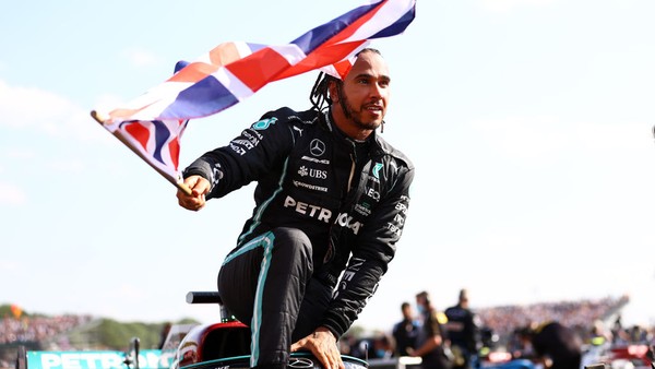 Lewis Hamilton comemorou oitava vitória no GP da Inglaterra com bandeira britânica — Foto: Bryn Lennon - Formula 1/Formula 1 via Getty Images