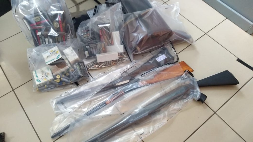 Armas foram apreendidas em casa de condomínio atingida por explosão em Limeira — Foto: Elizandra Carelli/EPTV
