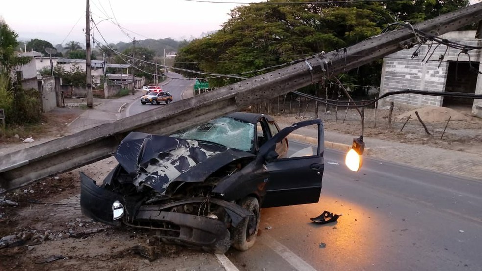 Com a batida, frente do veículo ficou destruída. (Foto: Divulgação/Polícia Militar Rodoviária)