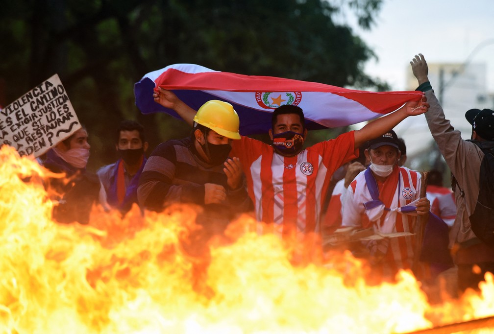 Manifestantes fazem barricadas em Assunção em protesto pela saída do presidente do Paraguai, Mario Abdo, nesta quarta-feira (17) — Foto: Daniel Duarte/AFP