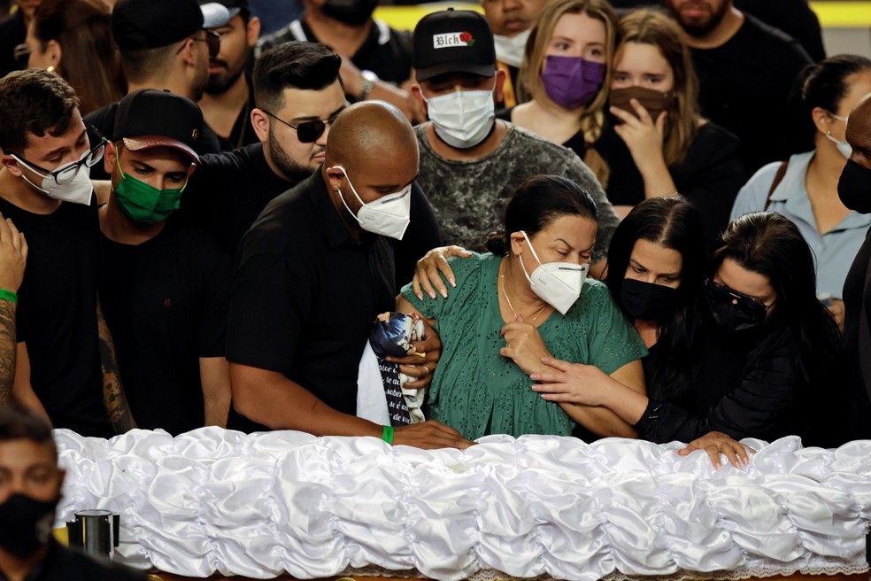 Ruth Moreira Dias, mãe da cantora brasileira Marília Mendonça, chora ao lado do caixão. — Foto: Ueslei Marcelino