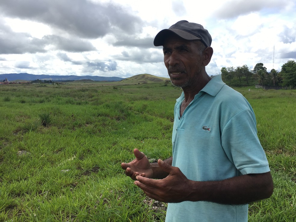 Carlo Quintano, 50, cruzou a pé a fronteira entre os dois países: 'Temos que recorrer ao Brasil para não morrer de fome' (Foto: Emily Costa/G1 RR)
