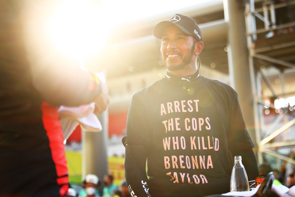 Lewis Hamilton com a camisa de protesto contra a morte de Breanna Taylor que ele exibiu no GP da Toscana de 2020 — Foto: Dan Istitene/F1 via Getty Images