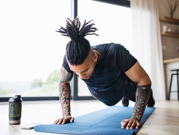 Young active sportsperson exercising indoors, body workout. (Foto: Getty Images)