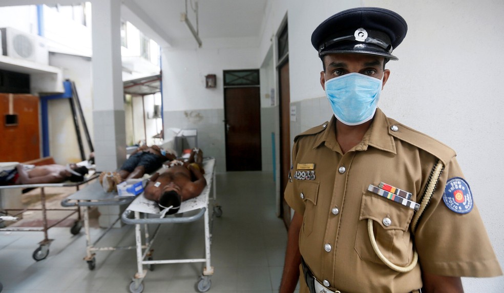 Corpos de pessoas que morreram apÃ³s serem expostas Ã  amÃ´nia foram levados a hospital no Sri Lanka  (Foto: Dinuka Liyanawatte/ Reuters)