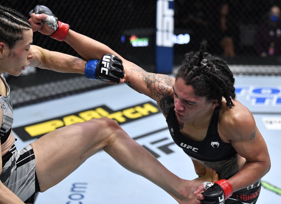 Melissa Gatto acerta o chute na linha de cintura que nocauteou Sijara Eubanks no UFC Lewis x Daukaus — Foto: Getty Images