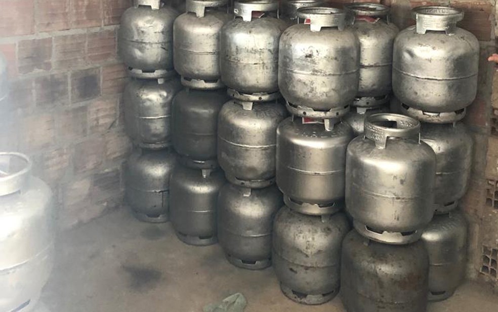 BotijÃµes de gÃ¡s de 13 quilos foram apreendidos em depÃ³sito clandestino no Recife â€” Foto: PolÃ­cia Civil/DivulgaÃ§Ã£o