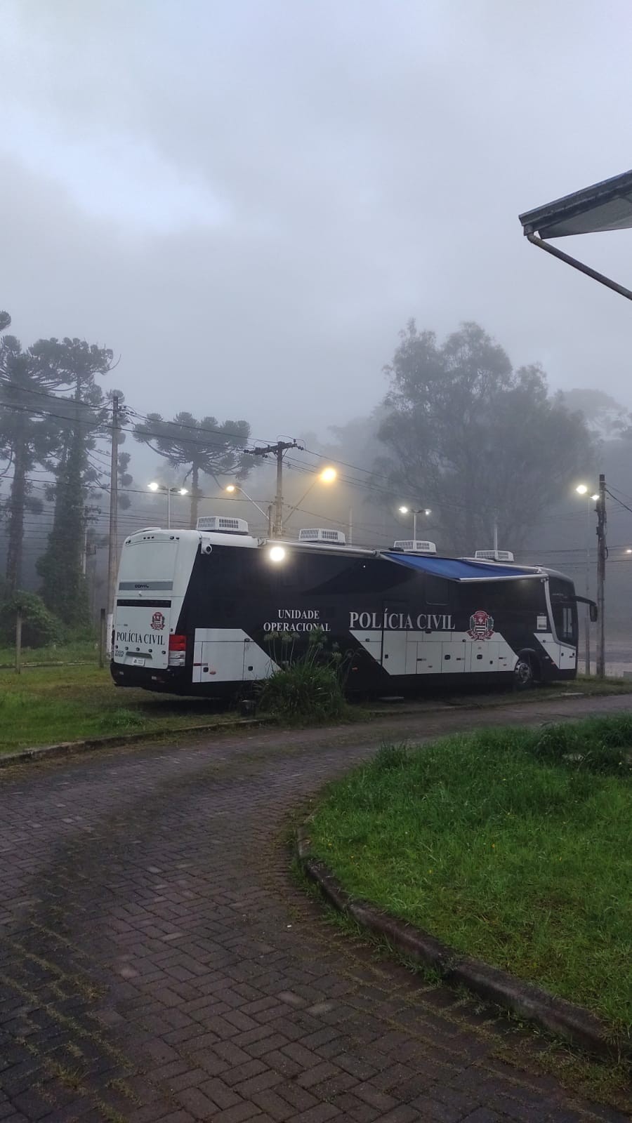Com prédio condenado, delegacia de Campos do Jordão funciona improvisada em ônibus 