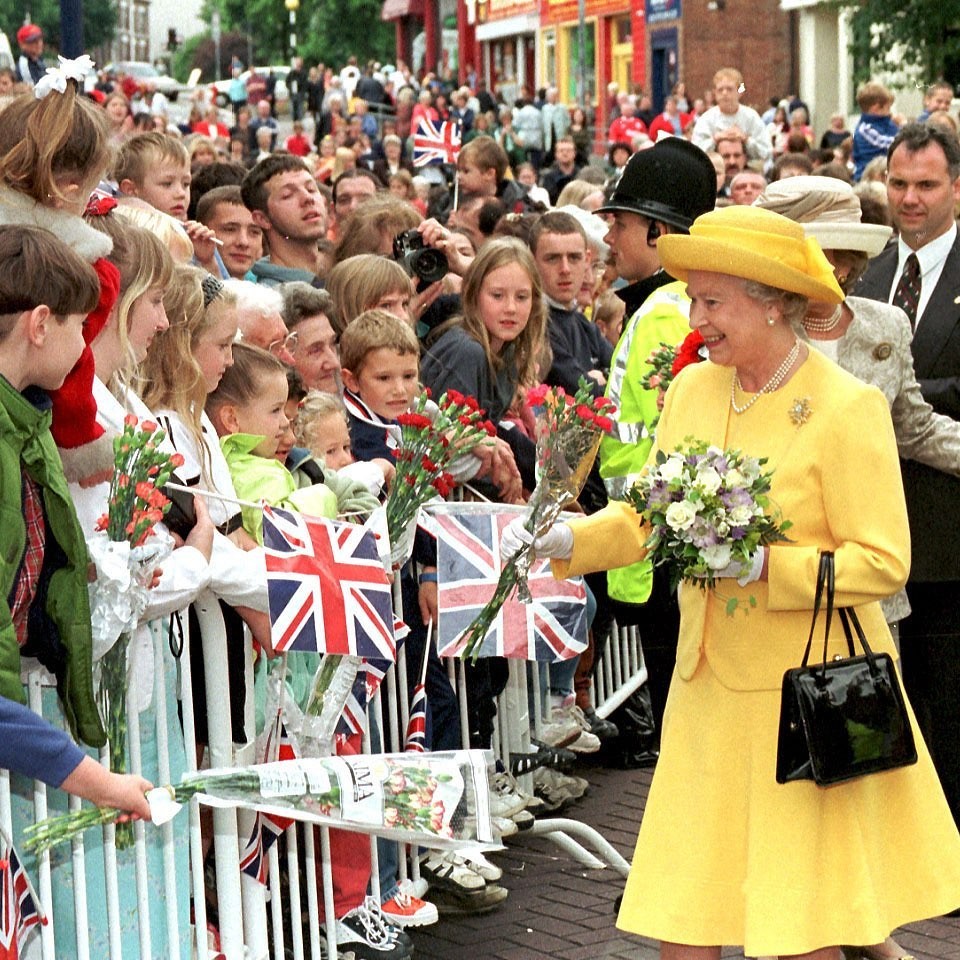 A rainha cumprimenta os simpatizantes durante uma caminhada em Runcorn, Cheshire em 1998 (Foto: Reprodução/Instagram @theroyalfamily)