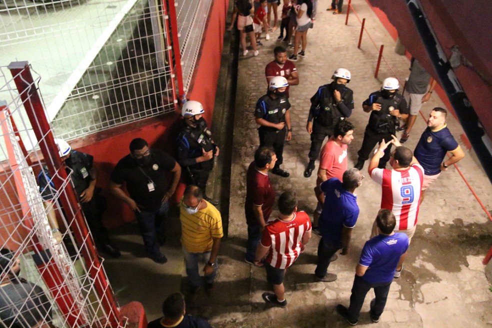 Torcida do Náutico protagoniza nova confusão nos Aflitos  — Foto: Aldo Carneiro / Pernambuco Press
