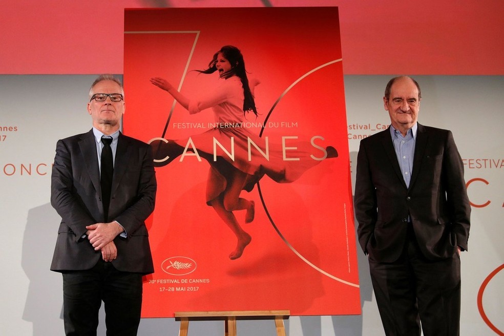  Apresentação da programação completa do Festival de Cannes 2017: o delegado do evento, Thierry Fremaux (à esquerda) e o presidente do Festival de Cannes, Pierre Lescure, posam diante do pôster oficial, após a entrevista coletiva nesta quinta-feira (13) (Foto: Philippe Wojazer / Reuters )