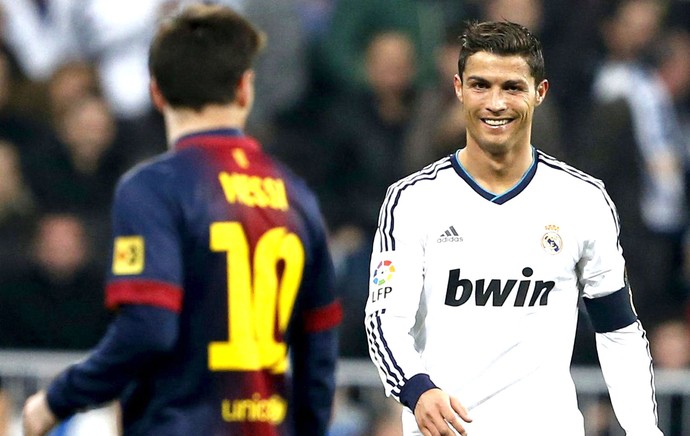 Messi e Cristiano Ronaldo na partida do Real Madrid contra o Barcelona (Foto: EFE)