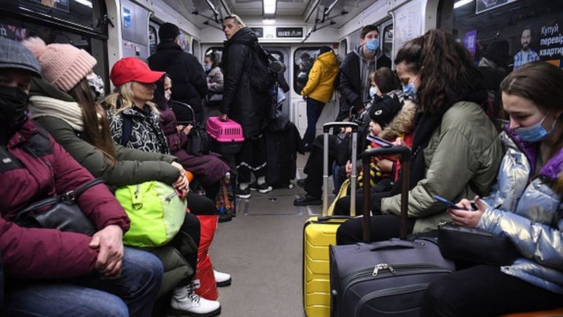 Pessoas carregam malas e outros pertences no metrô de Kiev na manhã de 24 de fevereiro (Foto: AFP via BBC News)