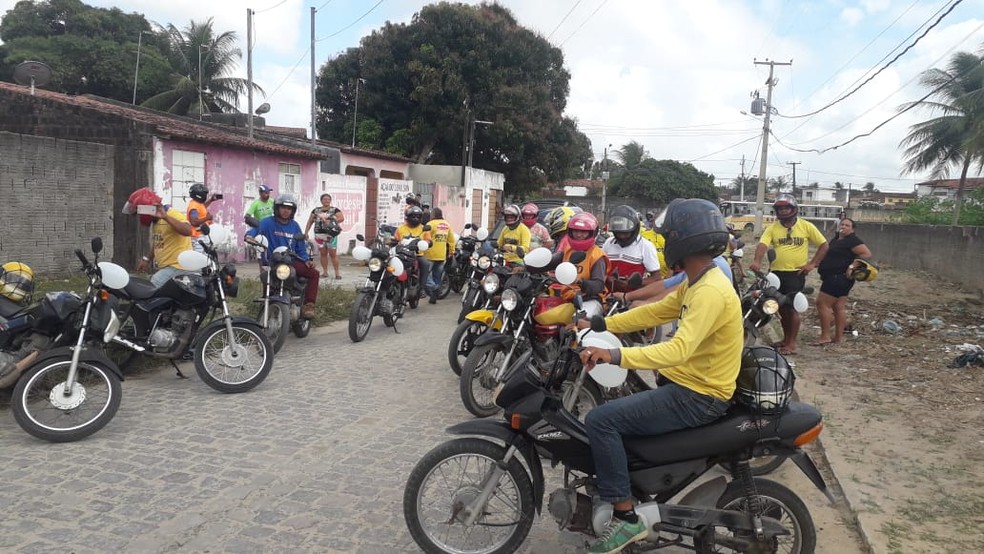 Mototaxistas fazem protesto apÃ³s morte de colega durante assalto, em Parnamirim â Foto: Julianne Barreto/Inter TV Cabugi 