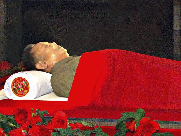 Ex-ditador da Coreia do Norte, Kim Jong-il é visto embalsamado três dias após sua morte, em 17 de dezembro de 2011 (Foto: Korean Central News Agency via Korea News Service/AP)